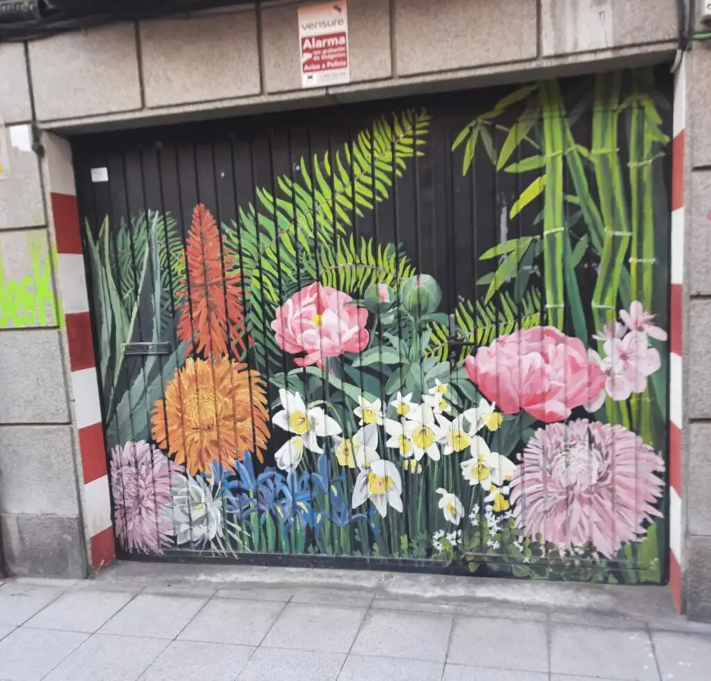 Mural de un garaje lleno de naturaleza y detalle